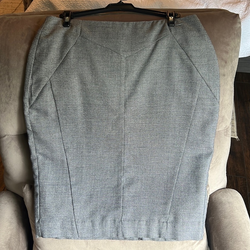 Worthington- Size 6 - pencil skirt - textured fabric